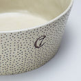 Indlæs billede i gallerifremviser, Hundeskål Cloud7 Yoji Creme Prikker - MyDreamPet